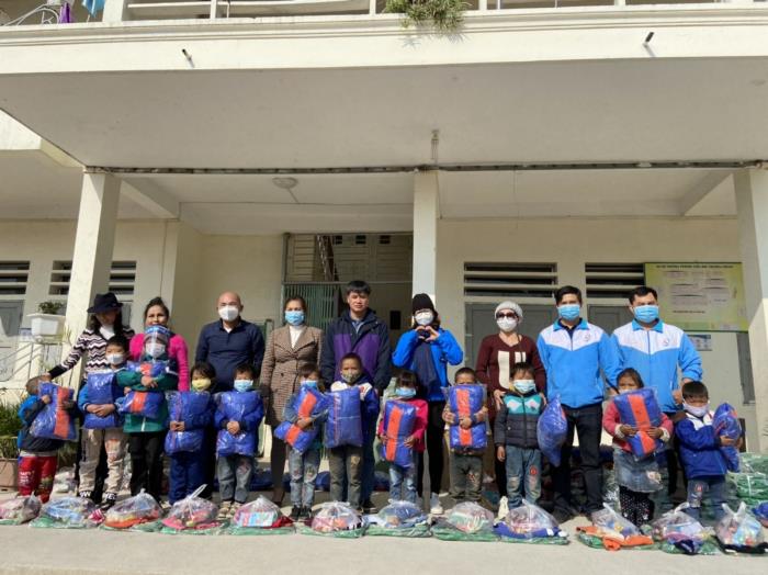 Trao quà cho các bé thiếu nhi ở xã Thượng Phùng, huyện Mèo Vạc, tỉnh Hà Giang (ngày 05/12/2021)